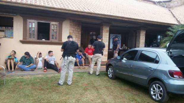 O grupo sendo interrogado no quintal da mansão de luxo. (Foto: Capitanbado) 