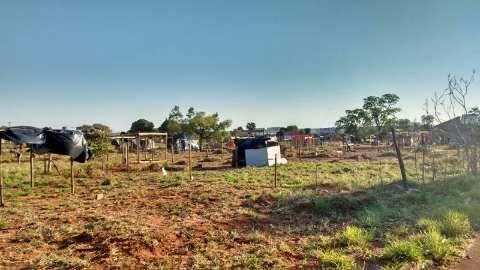 Clima é de desconfiança entre vizinhos de terreno invadido no Panorama