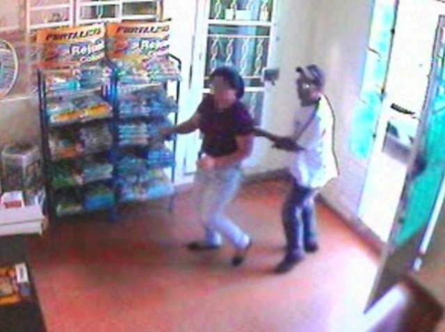  Ladr&atilde;o rende propriet&aacute;ria na rua para roubar loja em Campo Grande