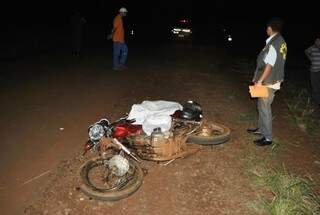 O condutor da moto Yamaha YBR morreu no local (Foto: Dourados News)
