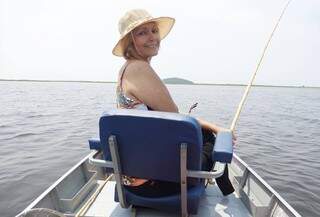 Ela pescando no rio Paraguai. (Acervo Pessoal)