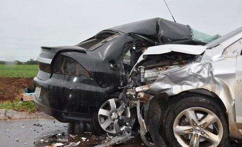  Carros colidem de frente e motorista fica em estado grave