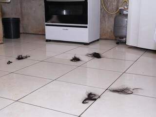 Cabelos de vítima espalhados na cozinha após sessão de tortura (Foto: Kísie Ainoã)