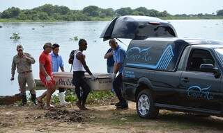 Corpo foi encontrado por populares a cerca de dois quilômetros onde canoa virou e jovem desapareceu (Foto: Diário Corumbaense)