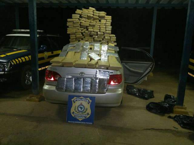  PRF apreende 281 quilos de maconha em carro roubado em Aparecida de Goi&acirc;nia 