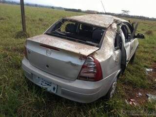 Veículo abandonado em rotatória apresentava várias avarias. (Foto: Luís Gustavo/Jornal da Nova)