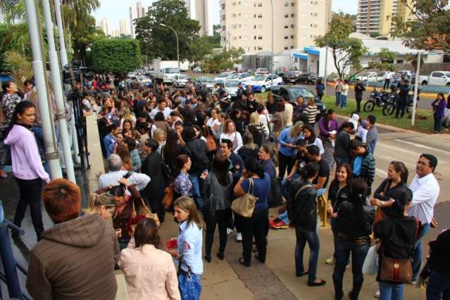 Tr&acirc;nsito lento, congestionamento e multid&atilde;o na rua da C&acirc;mara Municipal