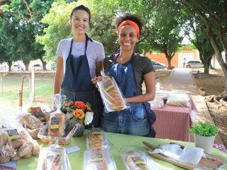 Michelly decidiu produzir pães artesanais e recheados ao lado da amiga. (Foto: Marina Pacheco)
