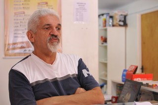Aposentado Manoel Torres, 59 anos, que abriu uma sorveteria em frente a universidade há menos de um ano (Foto: Alcides Neto)