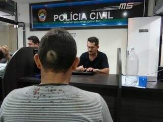 Com ferimento na cabeça provocado por coronhada durante assalto, motorista de caminhão registra ocorrência no 1º DP (Foto: Osvaldo Duarte/Douradosnews)