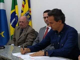 Secretário da Controladoria Geral do Município, Evandro Ferreira, o promotor Adriano Resende e o prefeito Marquinhos Trad (Foto: Kleber Clajus) 