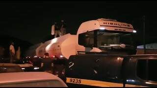 Policiais rodoviários federais retirando maconha de tanque (Foto: Divulgação/ PRF)