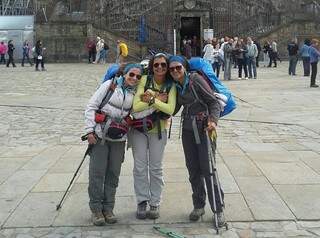As irmãs em frente à Catedral de Santiago de Compostela, no fim da viagem de mais de 32 dias de trilha. (foto: Acervo Pessoal)