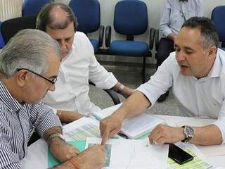 Reinaldo, de Paula e Garcia discutem investimentos de infraestrutura em Aral Moreira. (Foto: Subcom)