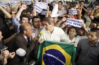 Prefeito segurou a bandeira do Brasil na manhã de hoje: troca de cargos por apoio na Câmara (Foto: Cleber Gellio)