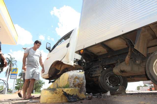 Motorista de caminhonete perde controle e colide contra mureta de posto 