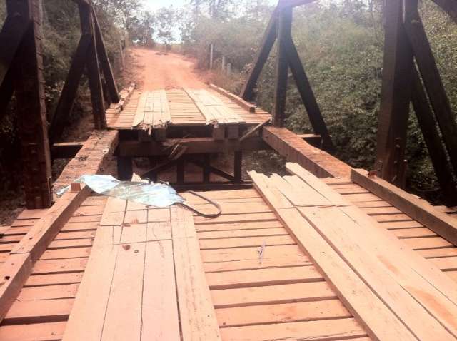 Com ponte prestes a desabar, produ&ccedil;&atilde;o de leite n&atilde;o pode ser escoada em Rochedo