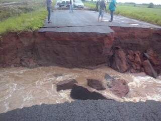 População de Coronel Sapucaia está sem água e rodovia que dá acesso ao município cedeu na tarde de ontem. (Foto: Direto das Ruas)