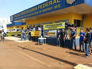 Cerca de 50 agentes estão na mobilização em Dourados (Foto: Divulgação/Sinpef)