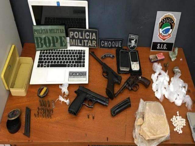 Opera&ccedil;&atilde;o termina com 3 pris&otilde;es, armas e drogas apreendidas 