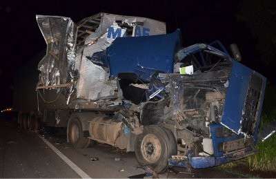 Motorista de carreta dorme ao volante e provoca acidente na BR-163