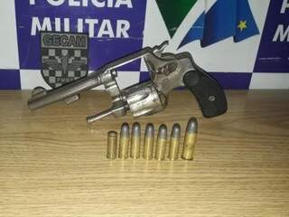 Arma que havia sido dispensada pela suspeita. (Foto: Divulgação PM) 