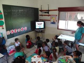 Escola Municipal Rural Ribeirão Polo tem turmas de séries diferentes que assistem aulas na mesma sala (Foto: Divulgação/MPF)