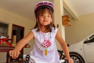 Luisa, com capacete rosa preparada para andar de bike (Foto: Henrique Kawaminami)