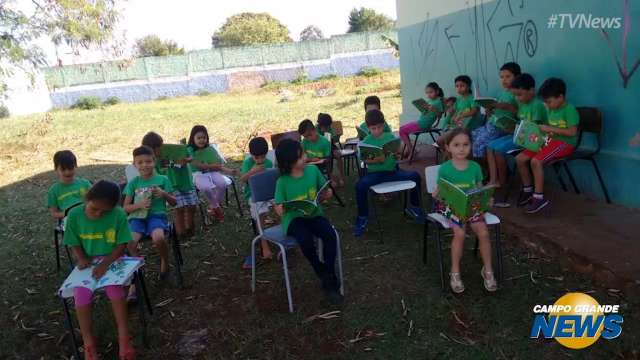 Para fugir do calor, professora d&aacute; aula ao ar livre no p&aacute;tio da escola