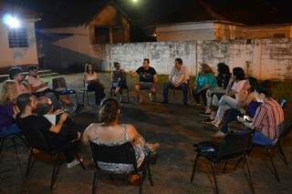 Reunião aconteceu na sede da Urgente Cia., na Esplanada Ferroviária, na noite de ontem. (foto: Thaís Pimenta)