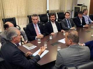 Governador Reinaldo (à esquerda), reunido com deputados e representante da JBS. (Foto: Edemir Rodrigues).