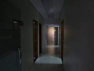 Galeria onde funciona consultório sem energia elétrica (Foto: Paulo Francis)