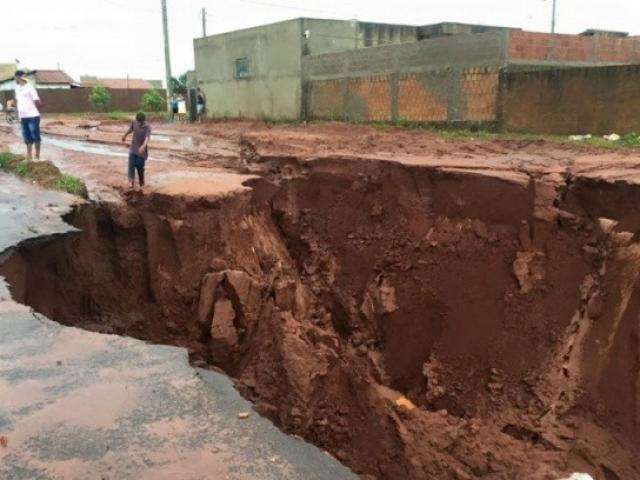 Governo vai asfaltar avenida destru&iacute;da por chuvas no ano passado