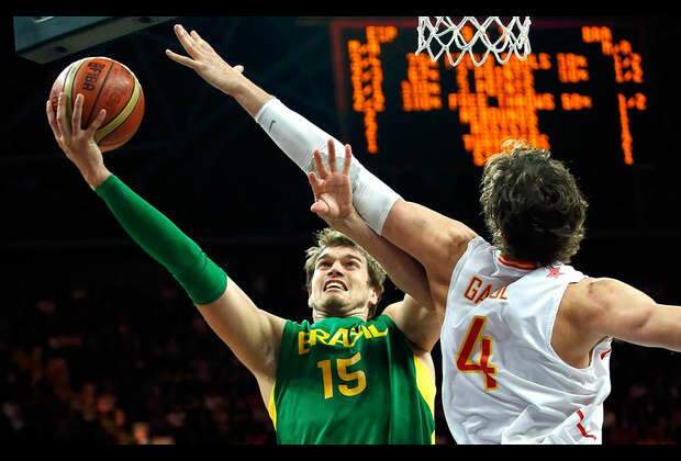  Brasil evita &quot;corpo mole&quot; e vence Espanha no basquete masculino 