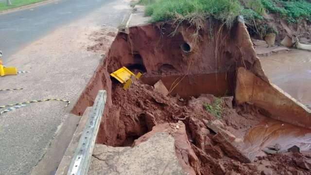 Mulher e crian&ccedil;a ficam feridas ap&oacute;s Uno cair em buraco aberto pela chuva