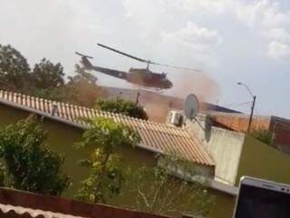 Helicóptero instantes antes de cair em Pedro Juan Caballero (Foto: Reprodução)