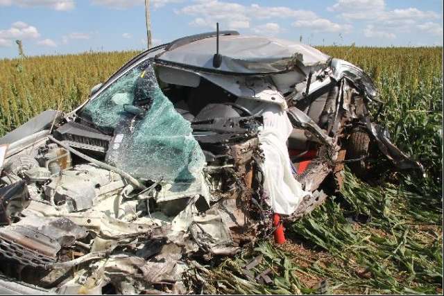 Mulher morre em acidente envolvendo caminhonete em carreta na MS-306