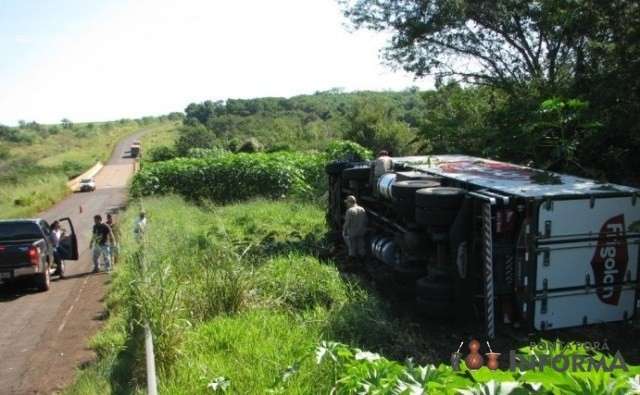 Carreta tomba na MS-156, sai fora da pista e deixa condutor ferido