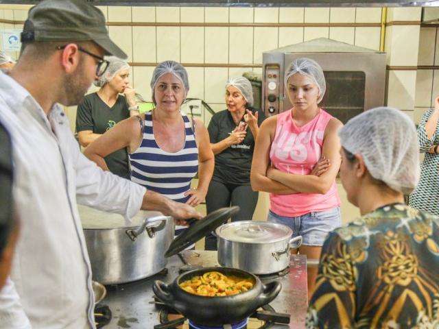 Ensinada para pacientes de spa, moqueca vegana tem banana da terra e jurubeba  