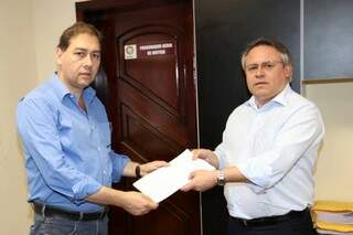 Bernal entregando pedido de providências ao chefe do MPE (Foto: Facebook)