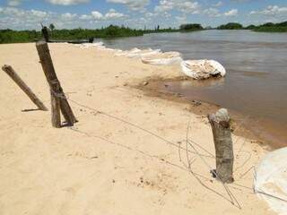 Sacos de areira e cercas formam uma das baías. (Foto: PC de Souza/ Edição de Notícias)