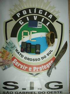 Entorpecentes, dinheiro, faca e celulares apreendidos na boca-de-fumo. (Foto: Divulgação)