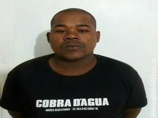 Pol&iacute;cia prende suspeito de matar rival a facadas ap&oacute;s troca de ofensas