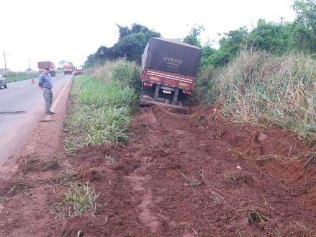 Carreta com soja vai parar em matagal ap&oacute;s motorista desviar de buraco