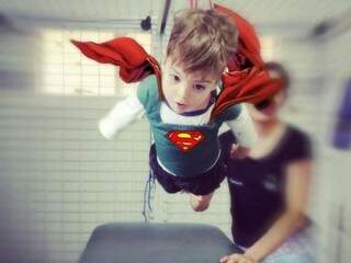 Pedro tem 4 anos e é estimulado diariamente a voar para ir além das limitações da paralisia cerebral. (Foto: Arquivo Pessoal)