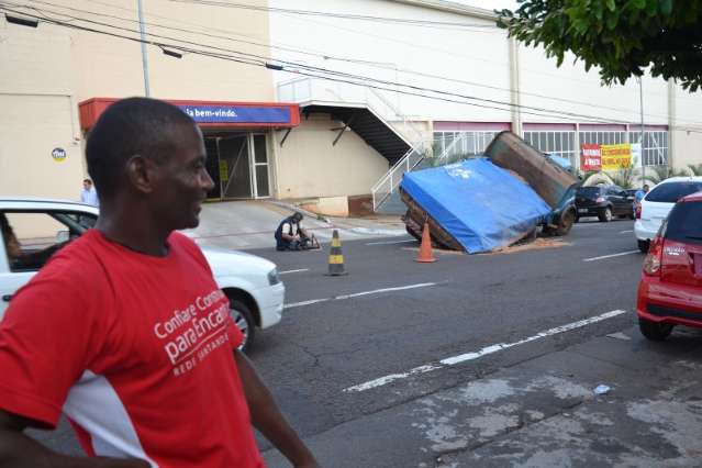 Asfalto cede e caminh&atilde;o "afunda"  na rua Rio Grande do Sul