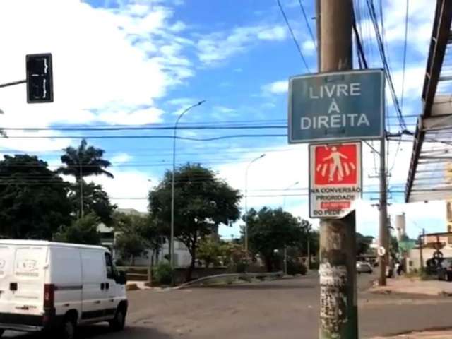 Voc&ecirc; est&aacute; errado quando buzina para quem parou em um &quot;livre &agrave; direita&quot;