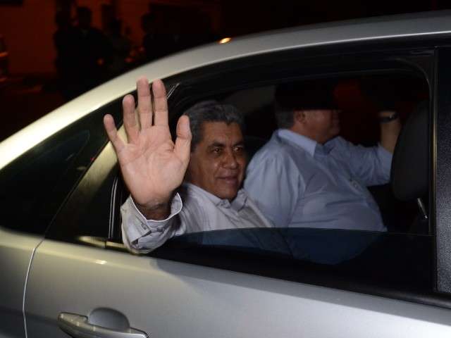 Governador chega a emissora para acompanhar debate entre candidatos a prefeito