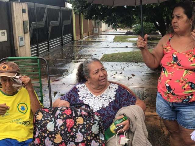 Vento atinge casa e destr&oacute;i parte de telhado e fia&ccedil;&atilde;o el&eacute;trica