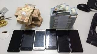 Dinheiro e celulares apreendidos com Minotauro (Foto: Divulgação)